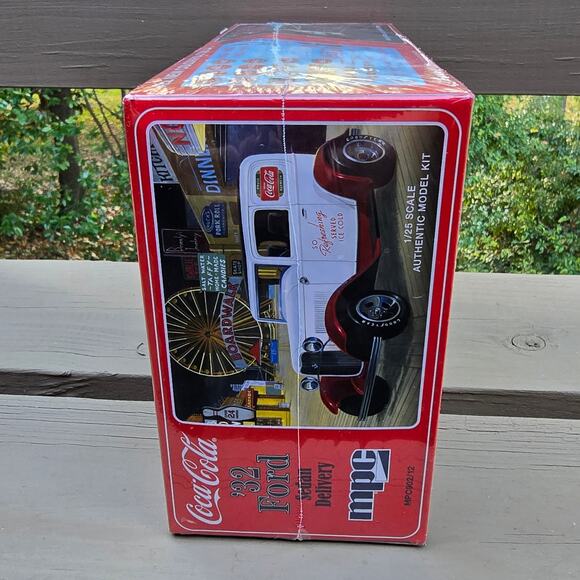 Coca-Cola Delivery Sedan '32 Ford Model Car Kit MPC 902/12 1/25 Scale Plastic - Picture 3 of 6